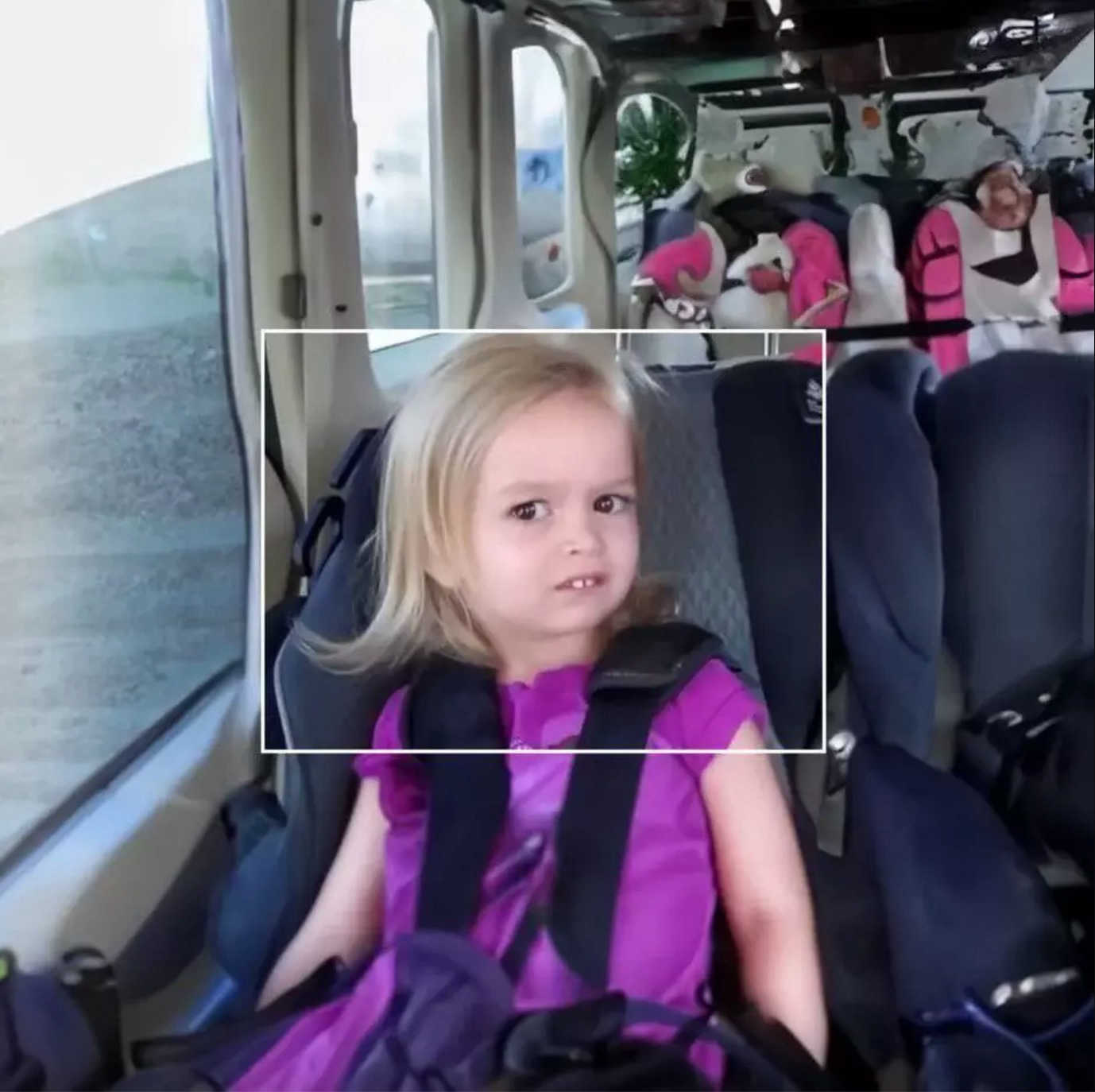 Side Eye Chloe regarder de travers même IA